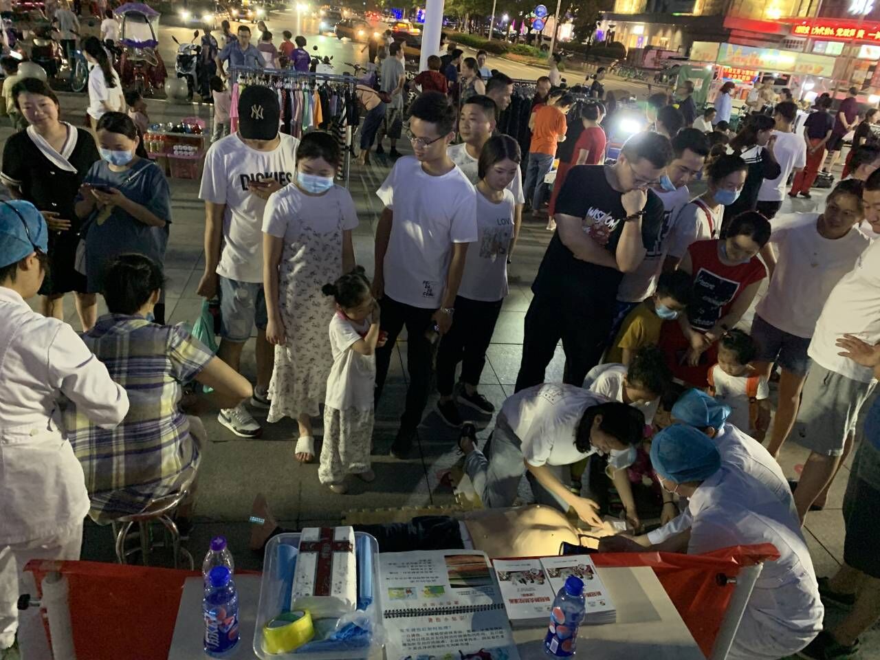 “白衣天使”擺地?cái)?？——蕪湖市中醫(yī)醫(yī)院急救護(hù)理?？菩〗M走進(jìn)“夜市”科普急救知識(shí)(圖6)