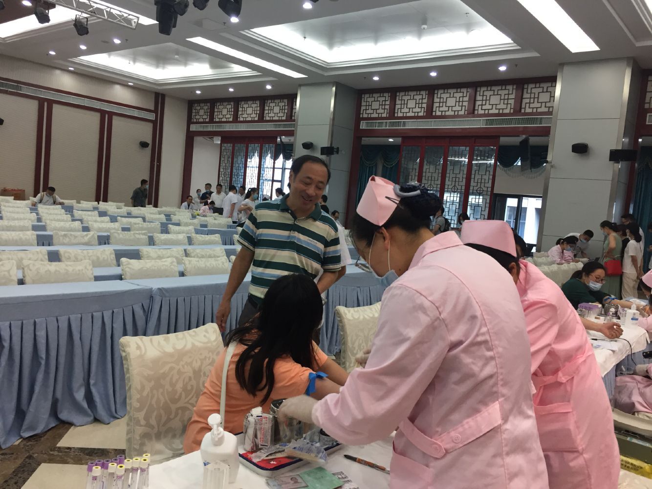 我院職工積極參加無償獻(xiàn)血公益活動(dòng)(圖5)