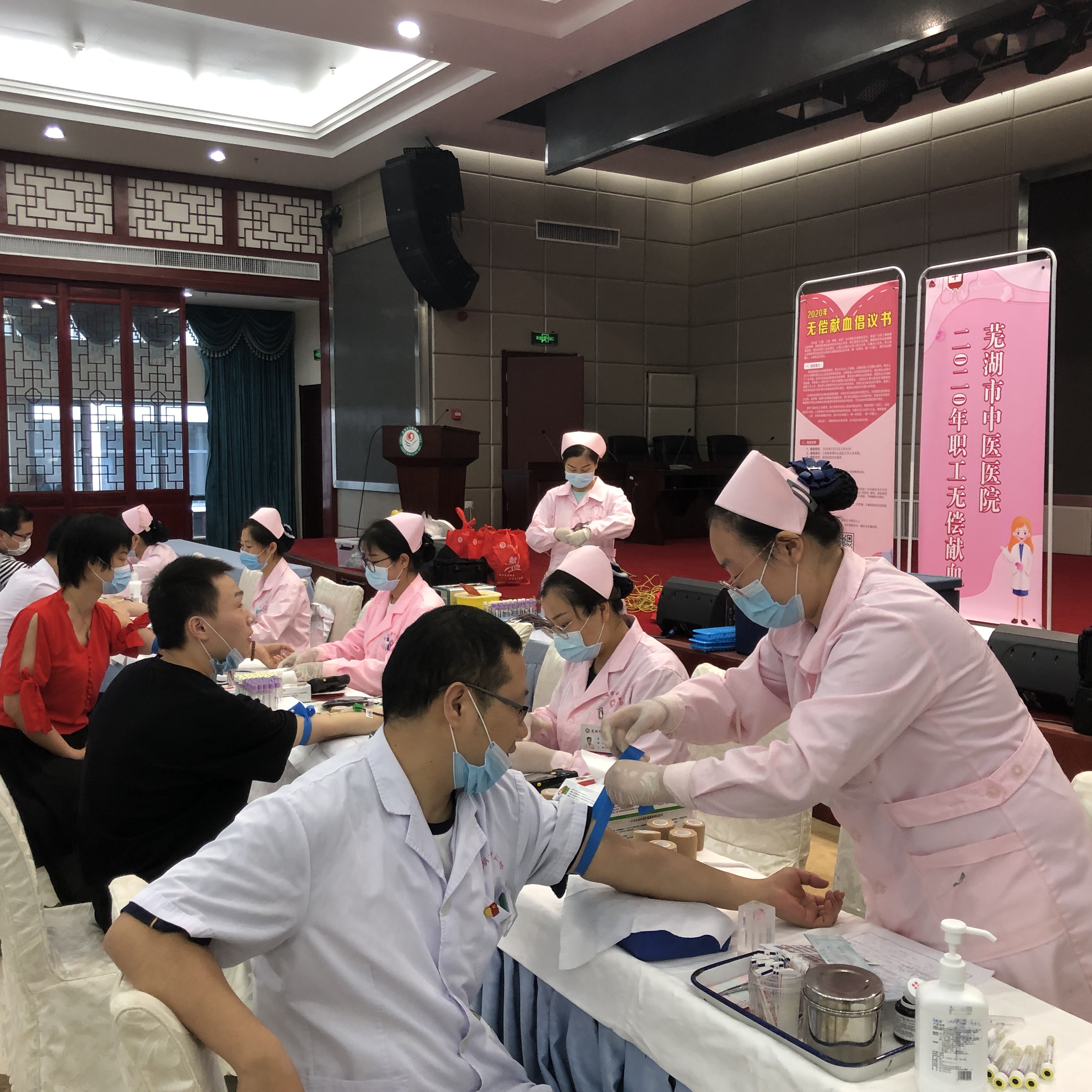 我院職工積極參加無償獻(xiàn)血公益活動(dòng)(圖1)
