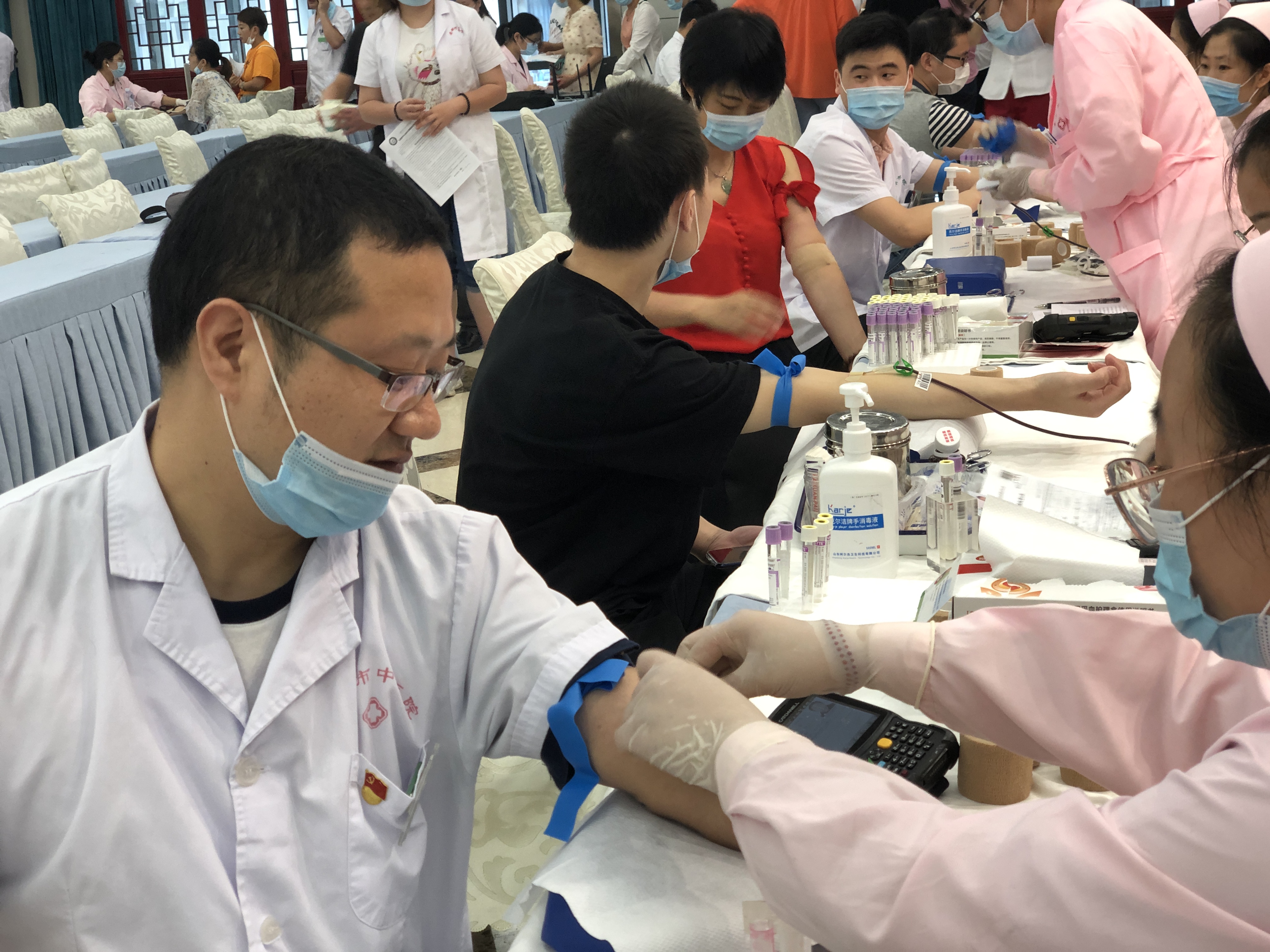 我院職工積極參加無償獻(xiàn)血公益活動(dòng)(圖3)