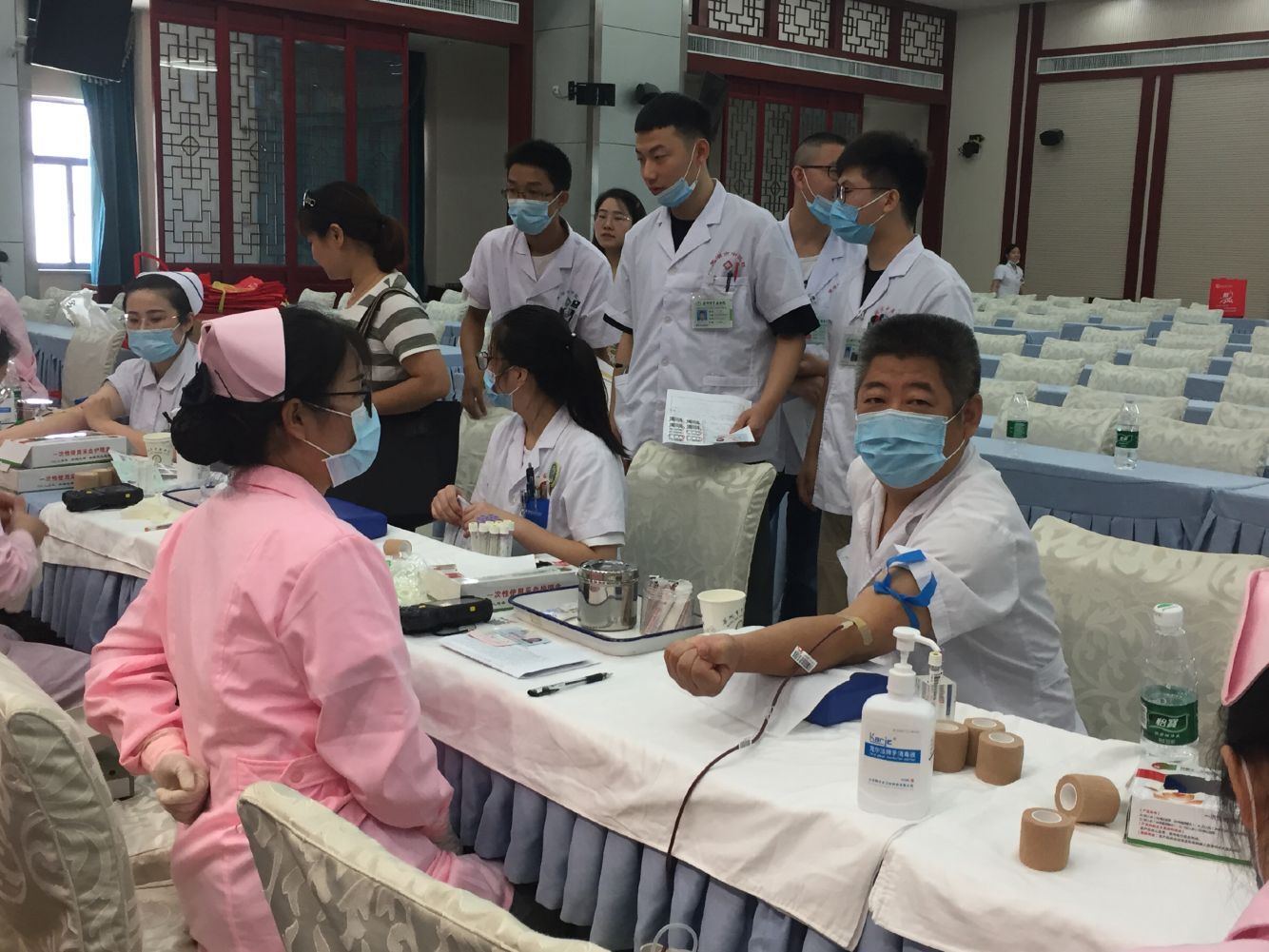 我院職工積極參加無償獻(xiàn)血公益活動(dòng)(圖4)
