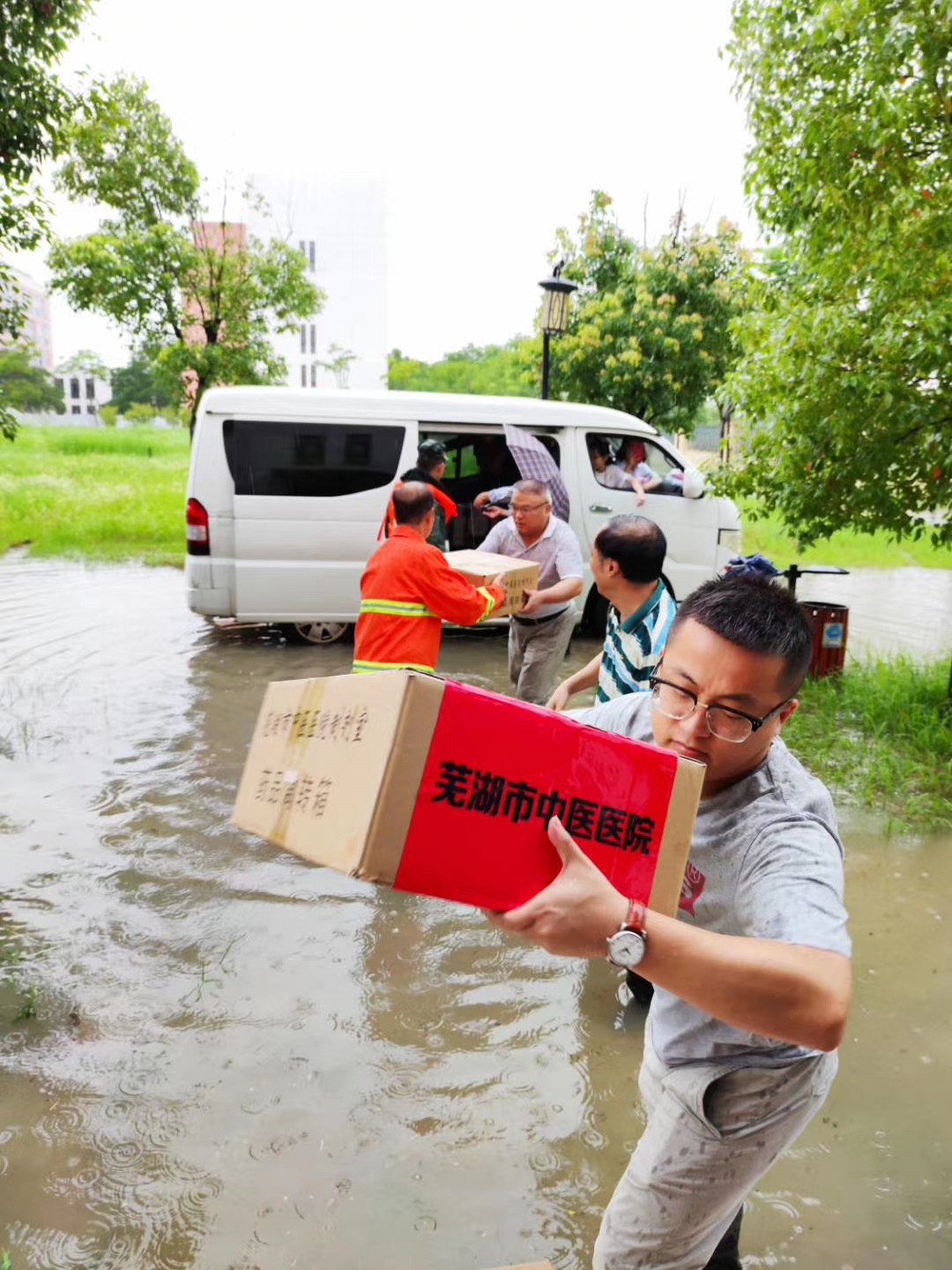 他們把青春的汗水揮灑在抗洪防汛一線——蕪湖市中醫(yī)醫(yī)院防汛抗洪突擊隊側(cè)記(圖6)