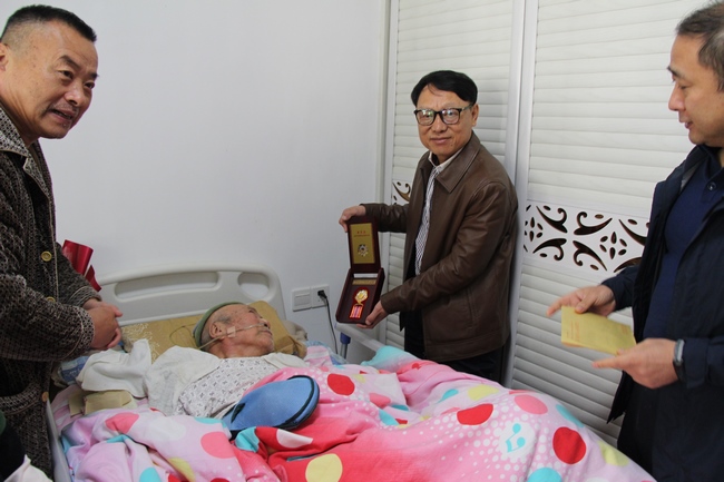 院領導看望慰問抗美援朝戰(zhàn)士、醫(yī)院退休職工王松林同志(圖1)