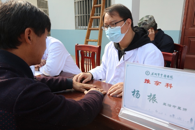 精準(zhǔn)扶貧 健康為民——市財(cái)政局、市中醫(yī)院聯(lián)合舉辦“送醫(yī)療下鄉(xiāng)”活動(dòng)(圖6)