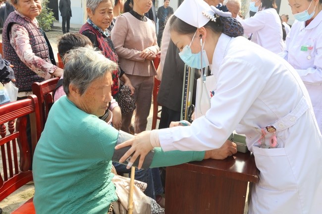精準(zhǔn)扶貧 健康為民——市財(cái)政局、市中醫(yī)院聯(lián)合舉辦“送醫(yī)療下鄉(xiāng)”活動(dòng)(圖9)