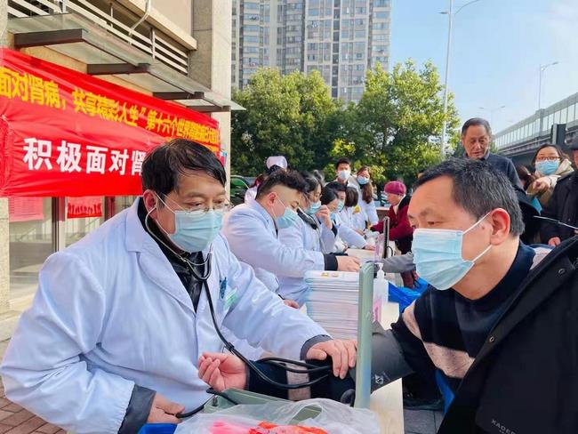 積極面對(duì)腎病 共享精彩人生——我院腎病科、內(nèi)科六支部走進(jìn)中南街道開展第十六個(gè)世界腎臟病日健康義診(圖1)