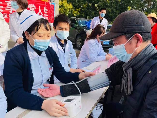 積極面對(duì)腎病 共享精彩人生——我院腎病科、內(nèi)科六支部走進(jìn)中南街道開展第十六個(gè)世界腎臟病日健康義診(圖3)