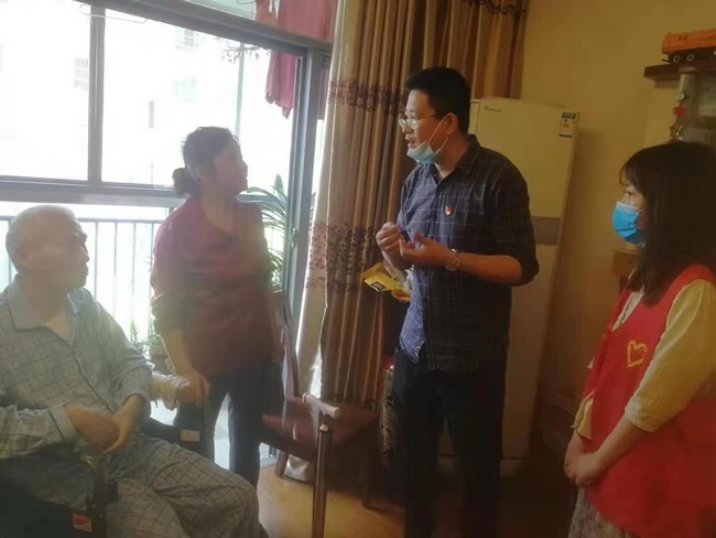 【我為群眾辦實(shí)事】我院走訪高齡腦?；颊撸嗅t(yī)藥制劑暖人心(圖1)