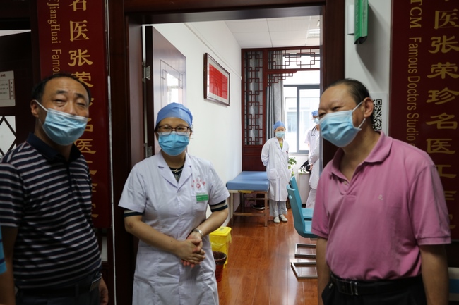 市政協(xié)副主席吳萬春一行來我院進(jìn)行政協(xié)提案現(xiàn)場督辦(圖2)