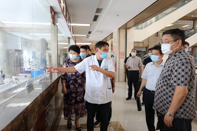 市政協(xié)副主席吳萬春一行來我院進(jìn)行政協(xié)提案現(xiàn)場督辦(圖3)
