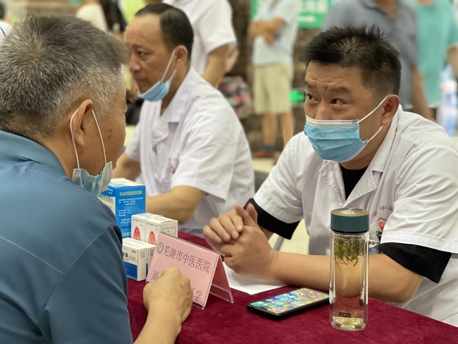 冬病夏治三伏貼  中醫(yī)國粹顯功效 ——我院開展“傳承中醫(yī)文化 弘揚國粹精神”冬病夏治三伏貼開貼儀式(圖4)