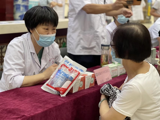 冬病夏治三伏貼  中醫(yī)國粹顯功效 ——我院開展“傳承中醫(yī)文化 弘揚國粹精神”冬病夏治三伏貼開貼儀式(圖5)