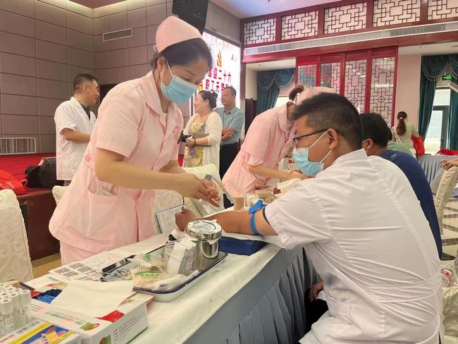 無償獻(xiàn)血作表率 傳遞溫暖踐初心 ——住培支部黨員參加無償獻(xiàn)血活動(圖1)