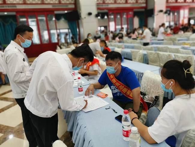 院團(tuán)委組織青年志愿者參加“院職工無償獻(xiàn)血”活動(dòng)(圖2)