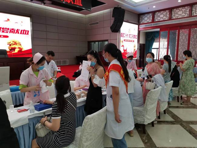 院團(tuán)委組織青年志愿者參加“院職工無償獻(xiàn)血”活動(dòng)(圖3)