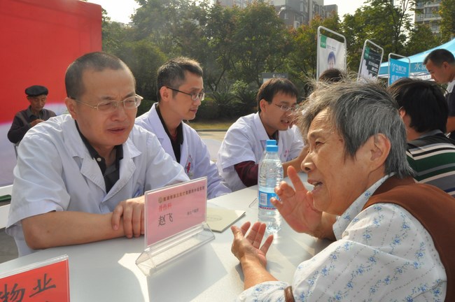 醫(yī)生很熱情 義診受歡迎——我院專家受邀參加“大江晚報”義工隊市民活動(圖2)