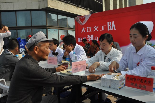 醫(yī)生很熱情 義診受歡迎——我院專家受邀參加“大江晚報”義工隊市民活動(圖3)
