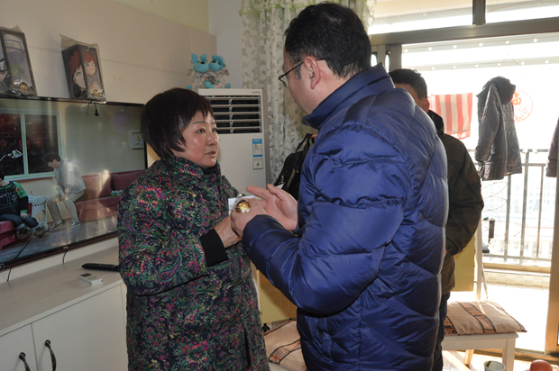 院工會(huì)組織慰問(wèn)走訪病困職工(圖4)
