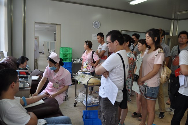 無償獻(xiàn)血，無尚光榮---我院積極組織職工參加無償獻(xiàn)血活動(dòng)(圖1)