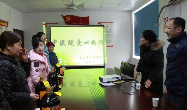 春節(jié)前夕，我院深入社區(qū)慰問(wèn)結(jié)對(duì)幫扶困難戶(圖2)