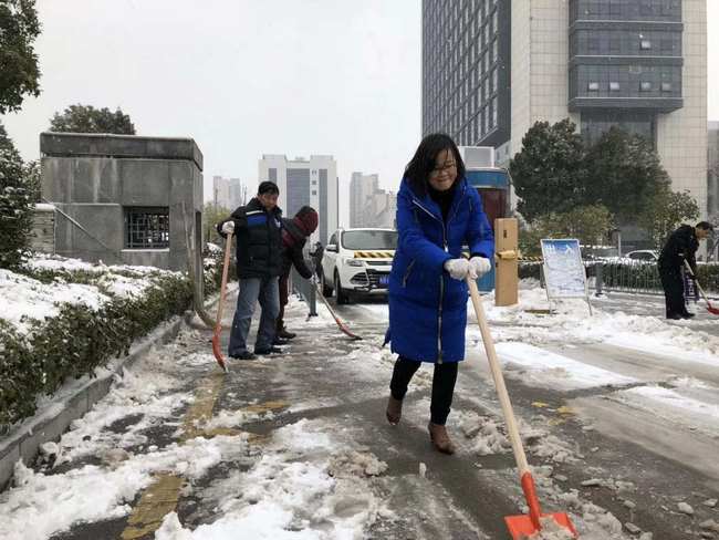 我院組織人員及時掃除積雪 保障患者群眾就診安全(圖11)