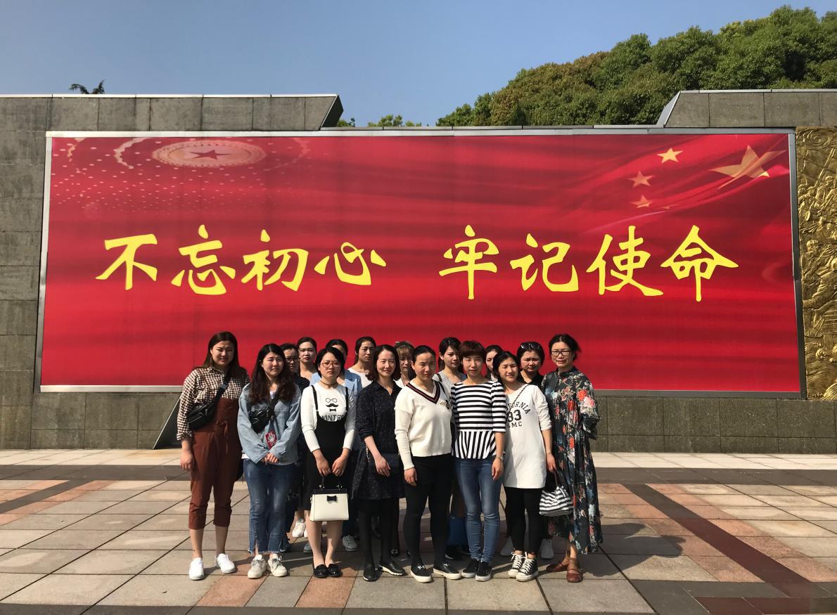 緬懷革命先烈 弘揚(yáng)民族精神——護(hù)理部開展清明掃墓活動(dòng)(圖4)