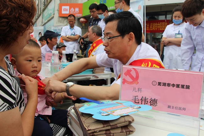 我院聯(lián)合多部門(mén)舉辦“慶六一”大型義診活動(dòng)(圖3)