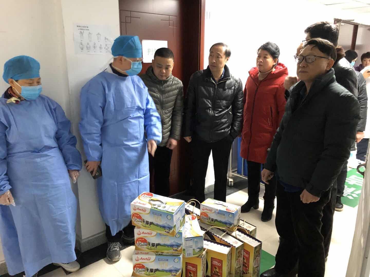 正月初一，院領(lǐng)導(dǎo)深入防控工作一線慰問廣大醫(yī)護職工(圖1)