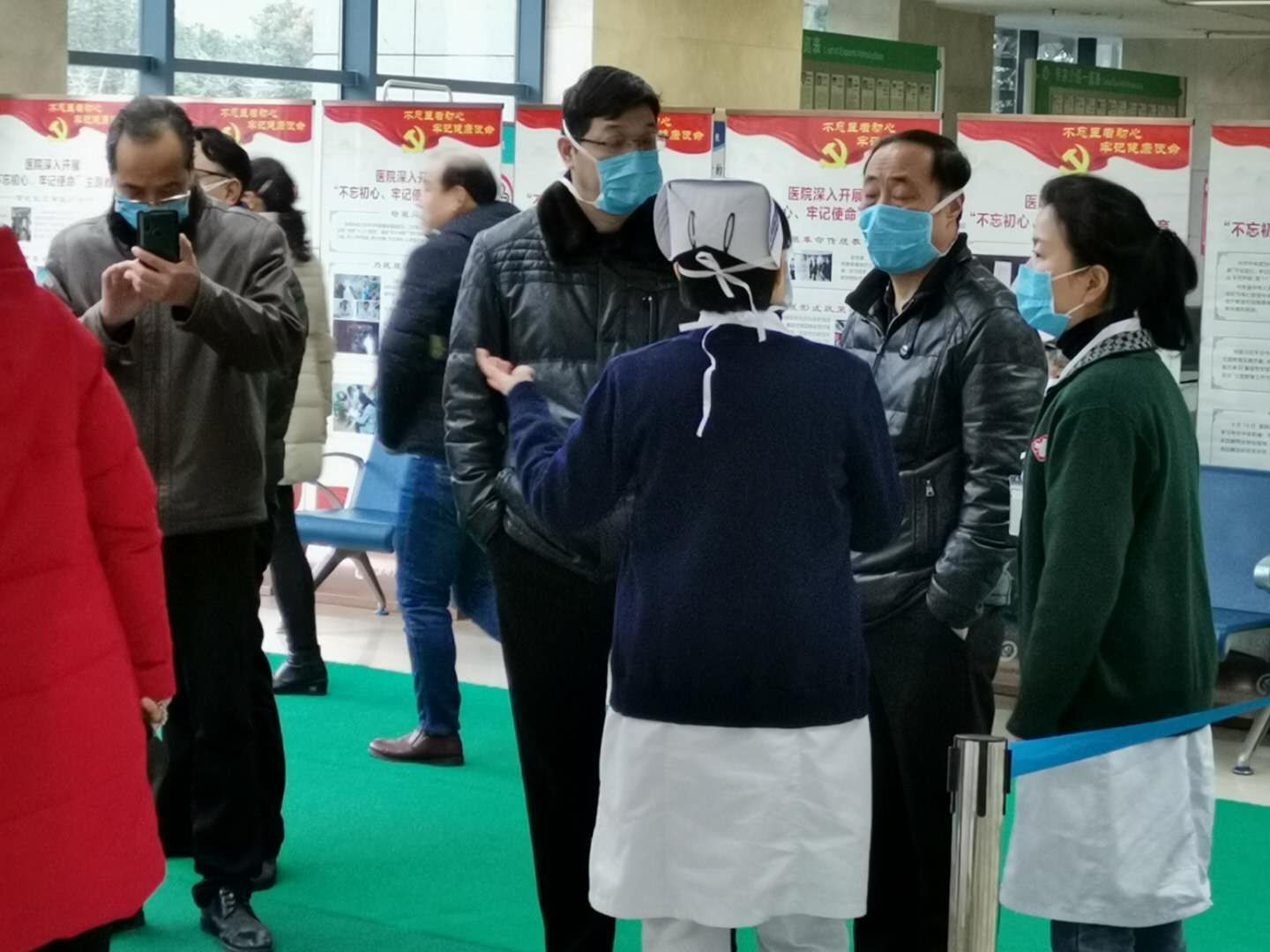 正月初一，院領(lǐng)導(dǎo)深入防控工作一線慰問廣大醫(yī)護職工(圖3)