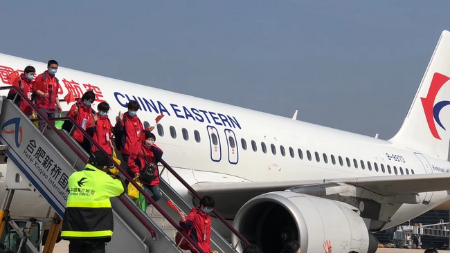 天使凱旋  機(jī)場再請戰(zhàn)——我院十名醫(yī)療隊(duì)員凱旋而歸(圖1)