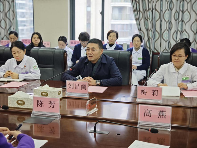 以責(zé)為綱 精護(hù)領(lǐng)航——我院召開2025年護(hù)士長(zhǎng)目標(biāo)管理責(zé)任狀簽訂會(huì)(圖2)